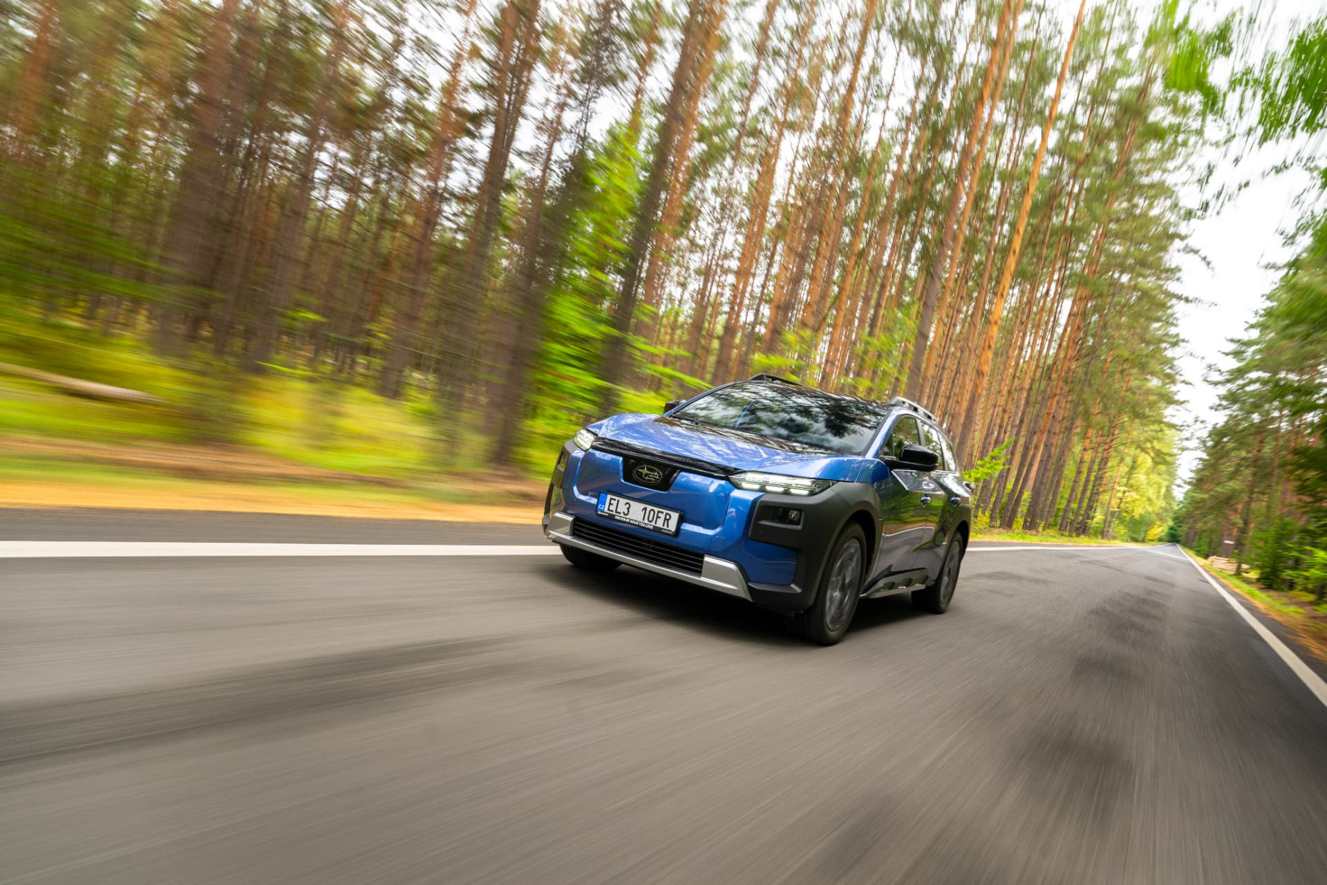 Subaru E-Outback v dynamické jízdě lesní silnicí
